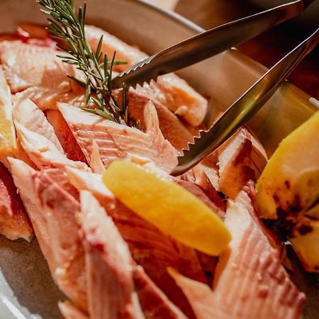 Hotel Marina Club 奥尔什丁 外观 照片 A carving knife in use