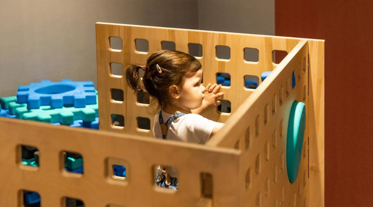 Hotel Marina Club 奥尔什丁 外观 照片 A child playing with the We Are Animals exhibit at the National Children's Museum