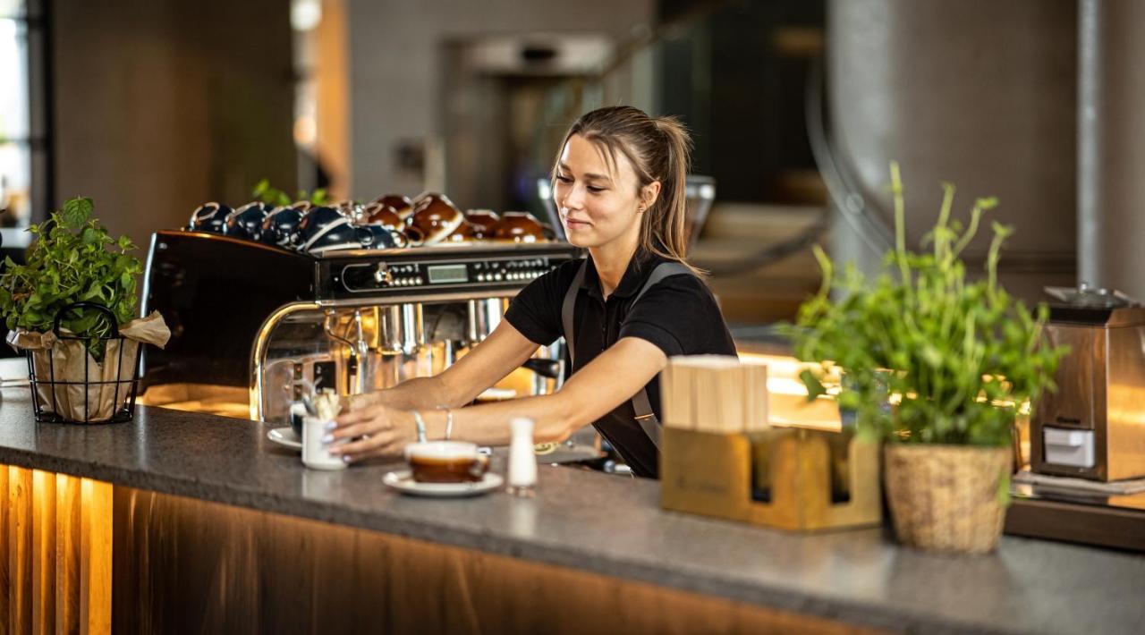 Hotel Marina Club 奥尔什丁 外观 照片 A barista at work