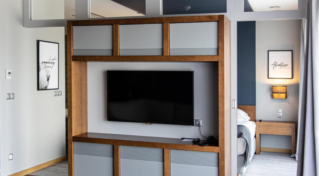 Hotel Marina Club 奥尔什丁 外观 照片 A television in a hotel room