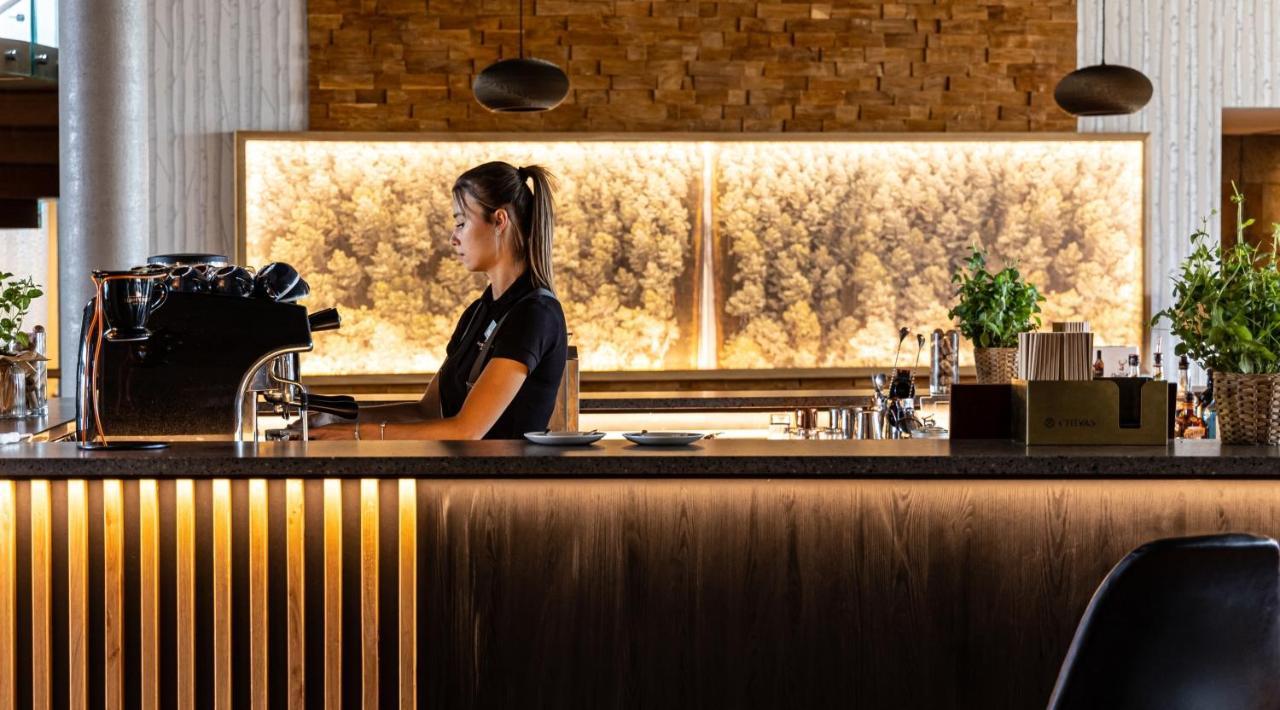 Hotel Marina Club 奥尔什丁 外观 照片 A barista at work