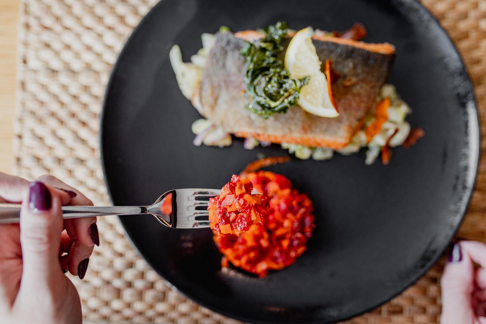 Hotel Marina Club 奥尔什丁 外观 照片 A woman using a fork to eat a meal