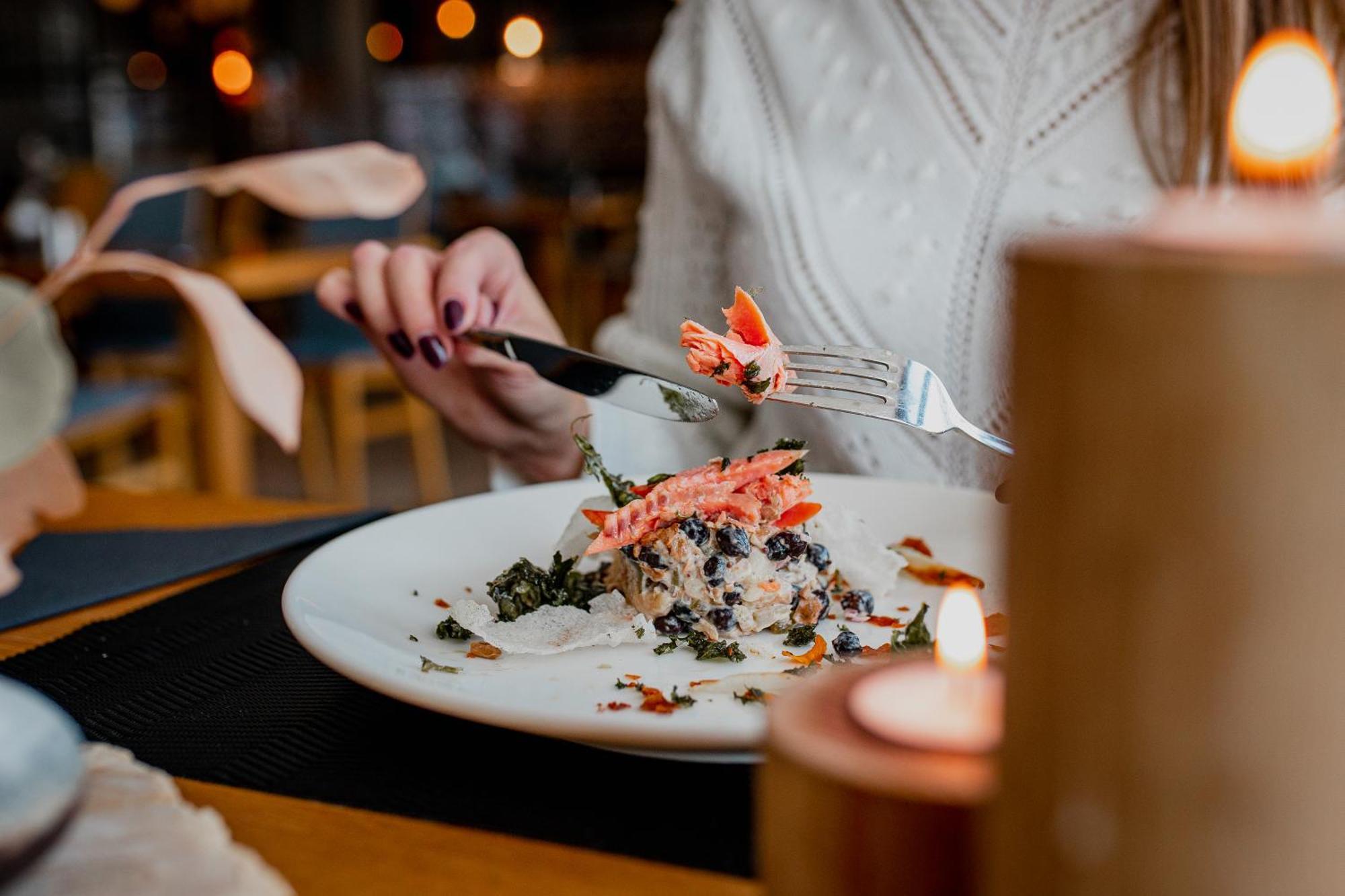 Hotel Marina Club 奥尔什丁 外观 照片 A woman eating a salad