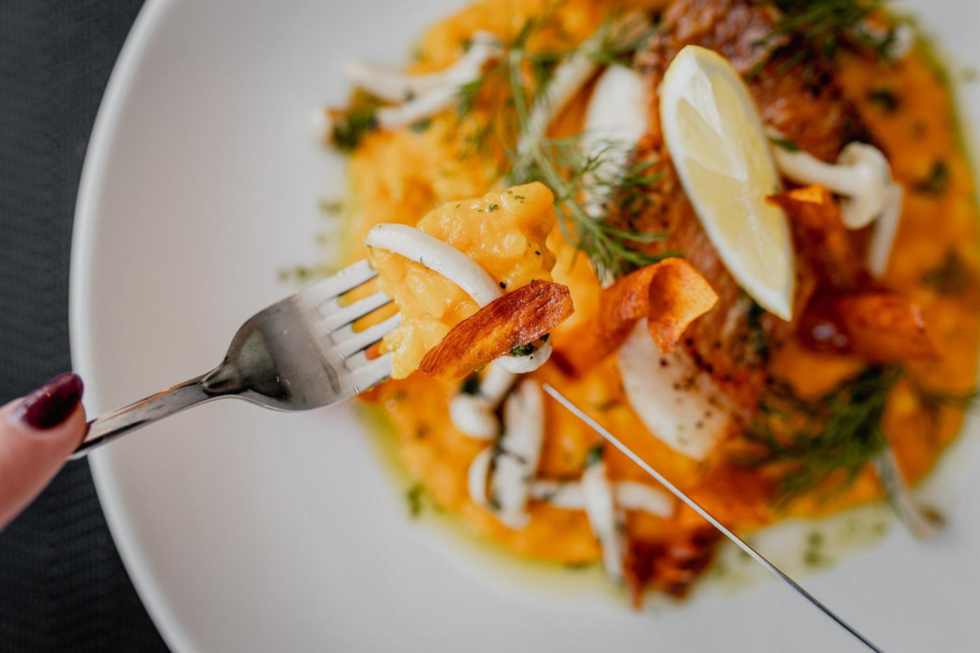 Hotel Marina Club 奥尔什丁 外观 照片 A fork cutting into a plate of food